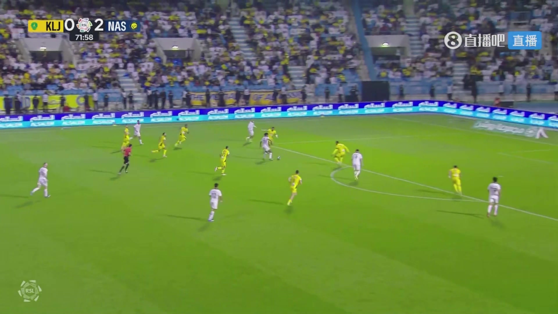 迪力依米提头部撞击后失去意识，救护车直接进场运送