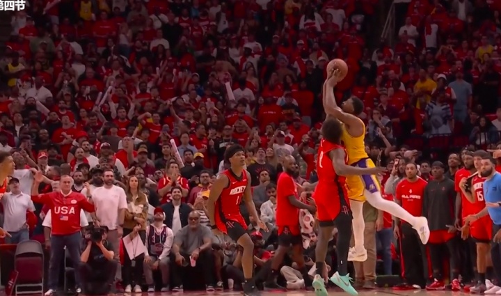 小贾致命失误葬送好局 乌度卡场边暴怒爆粗