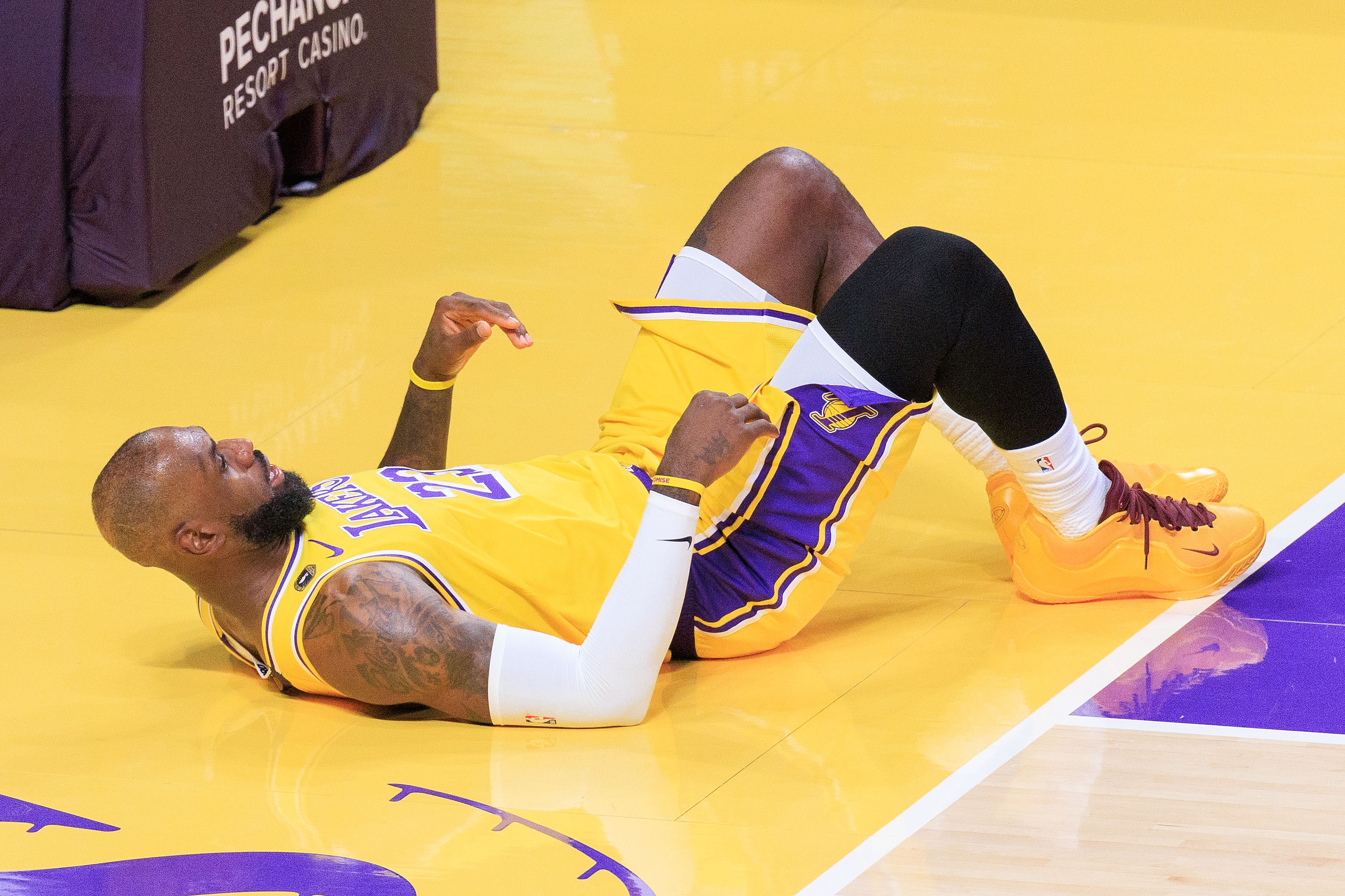 41岁老詹连轴转8失误 火箭17抢断逼出23次失误扳回一城