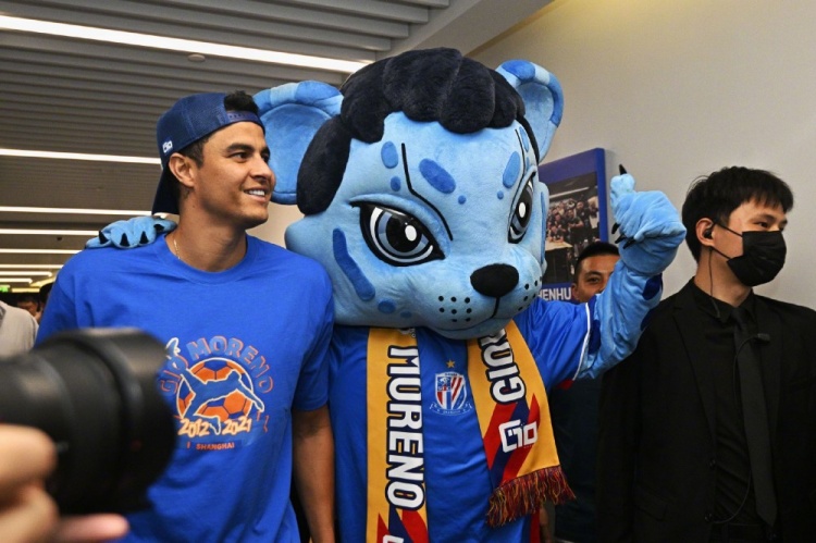 莫雷诺时隔三年重返申花基地 265场86球功勋外援探访八万人