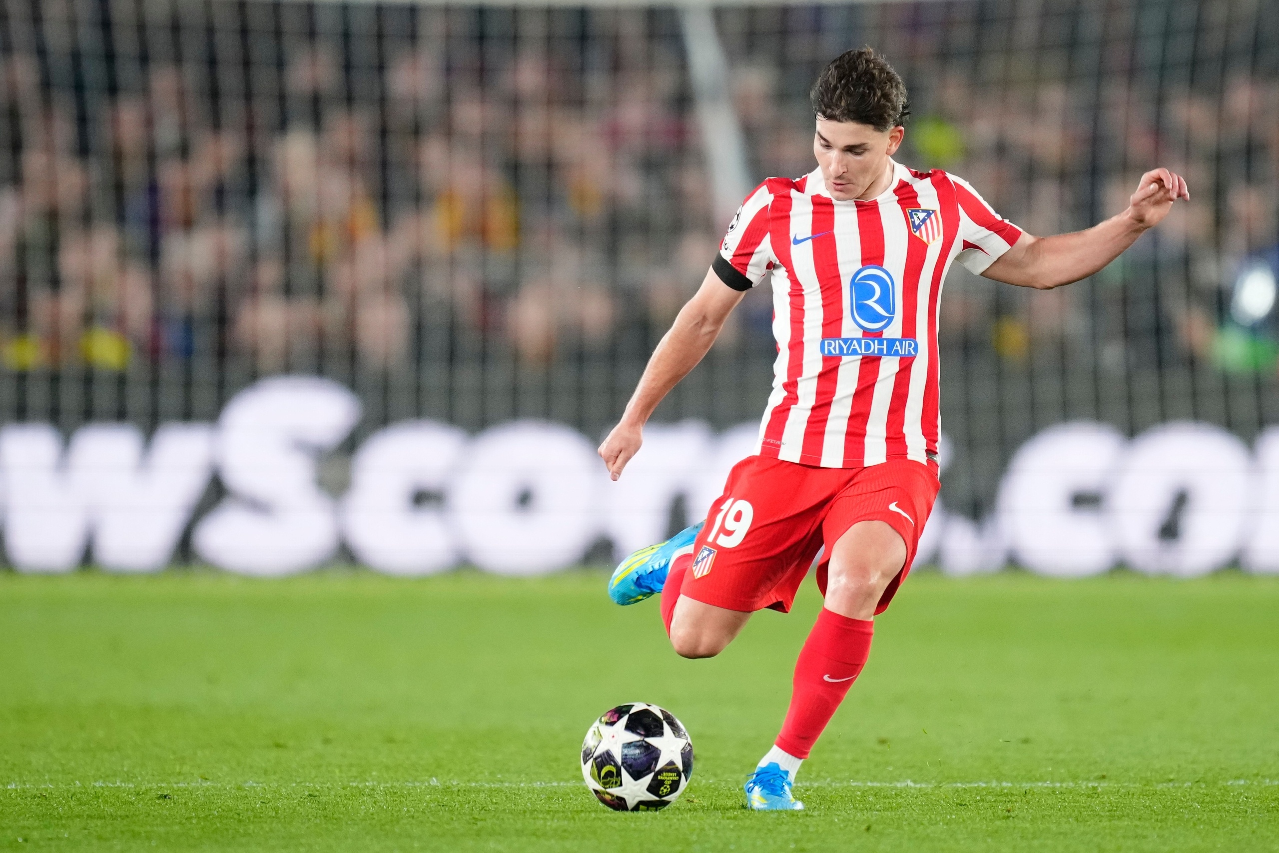 阿尔瓦雷斯单季欧战10球 阿根廷历史第三人