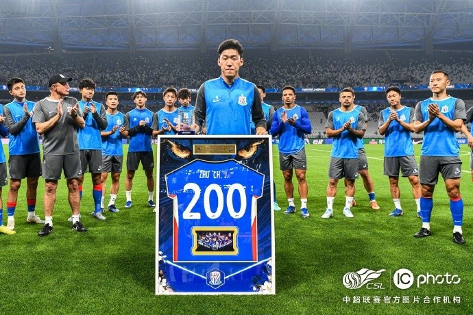 申花赛前为朱辰杰举办200场纪念仪式 17岁首秀到国脚中坚