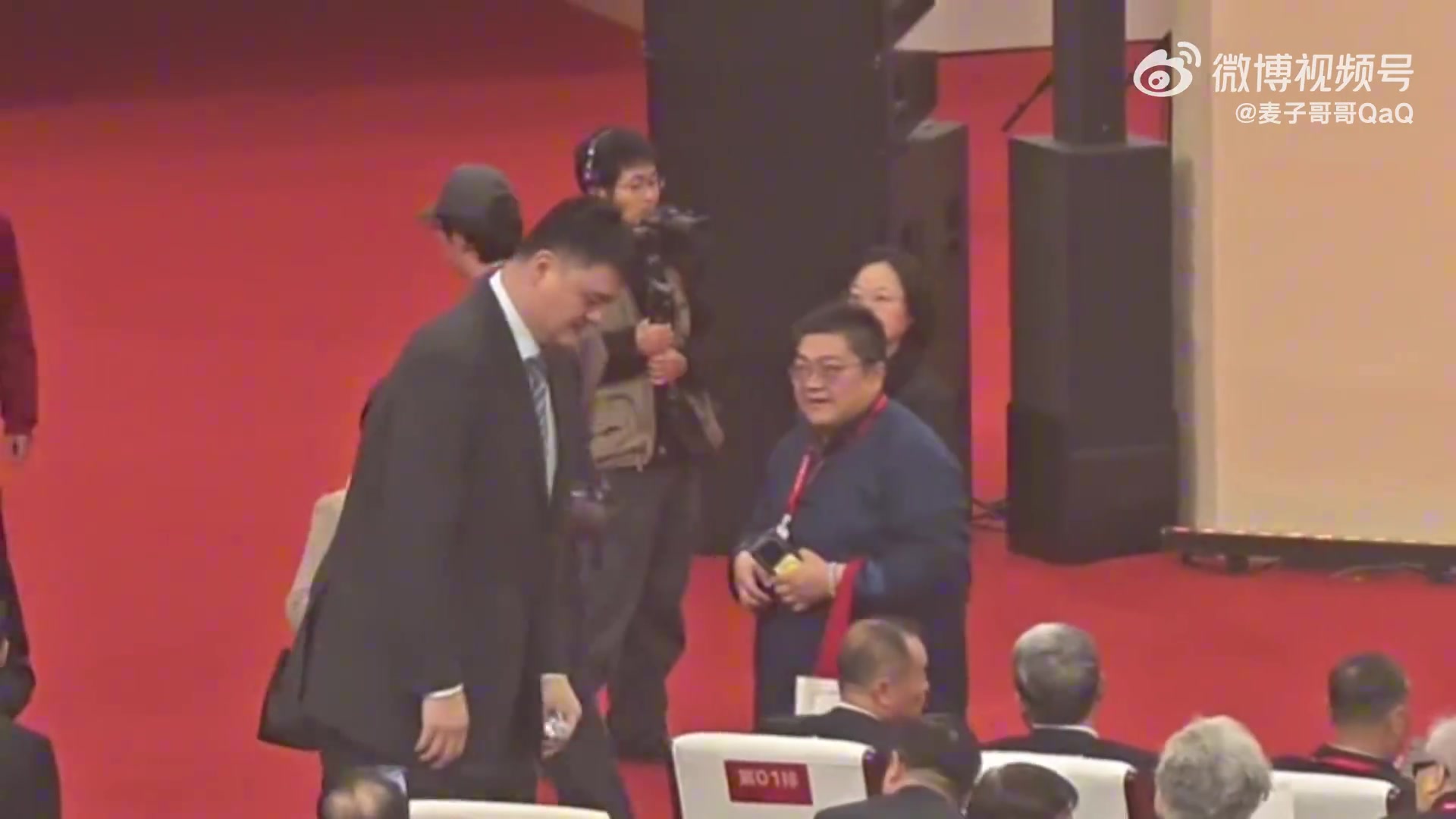 姚明现身上海交大130周年校庆 校友身份回归校园 姚明现身上海交大130周年校庆 校友身份回归校园