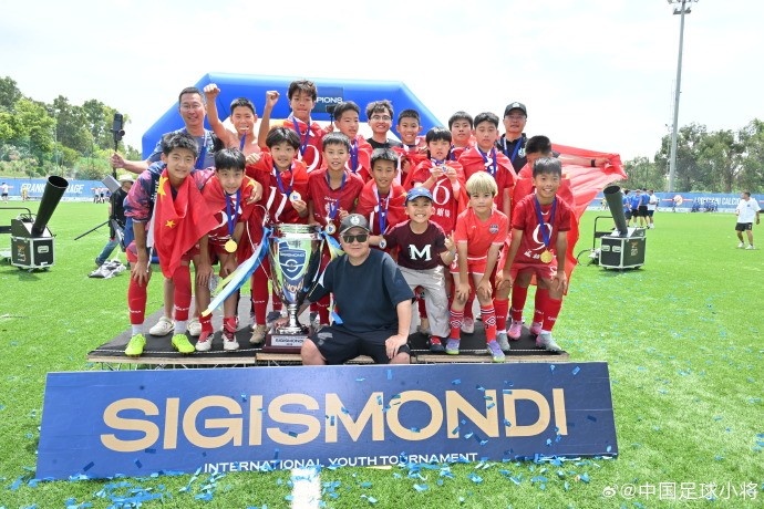中国足球小将2014队点球擒埃弗顿 捧得SIGISMONDI杯